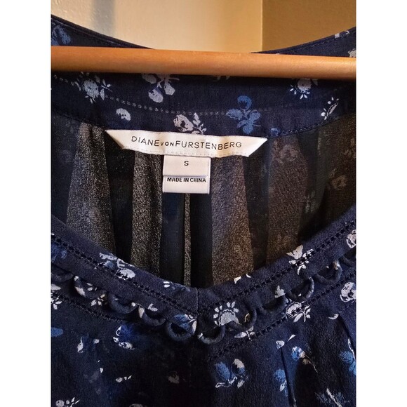 Diane von Furstenberg women's size small 100% silk floral blouse - Picture 2 of 8